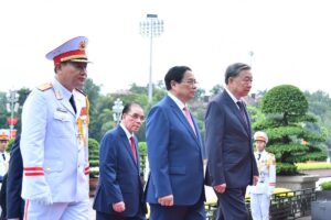 Chủ tịch Hồ Chí Minh - Bày tỏ lòng thành kính, biết ơn