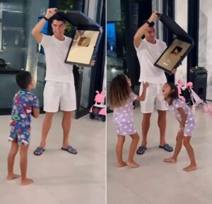 Ronaldo nhận nút kim cương - Lập kỷ lục