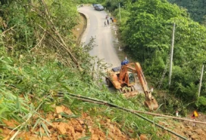 Sạt lở trên Quốc lộ 4H - Khắc phục